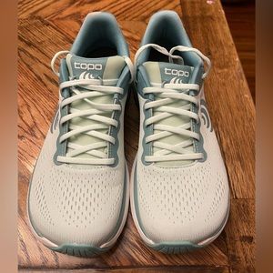 Topo Athletic Ultrafly 4- size 7.5 EUC